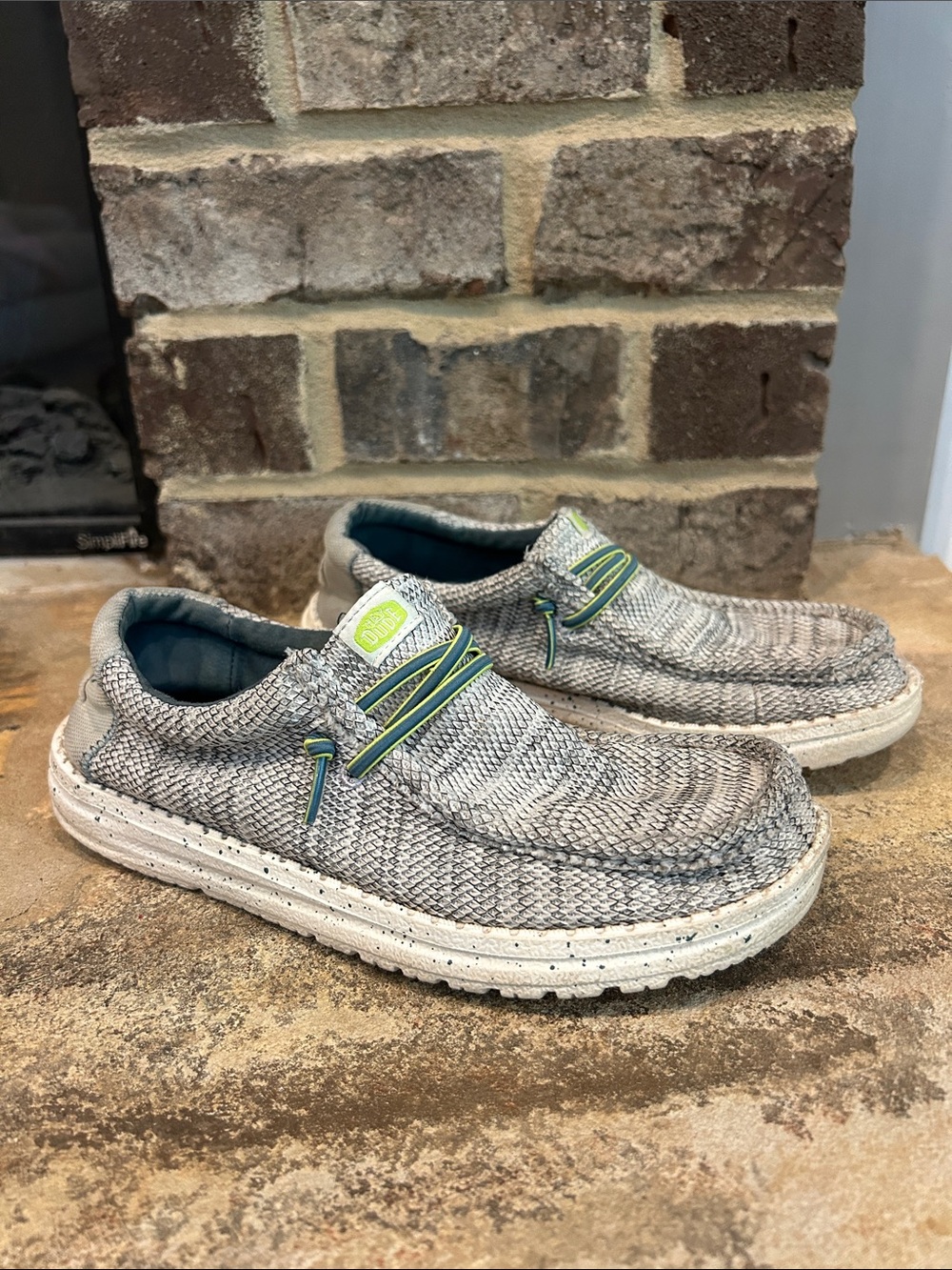 Boys Size 6 Hey Dude Knit Slip-On Shoes in Gray with Lime Wally